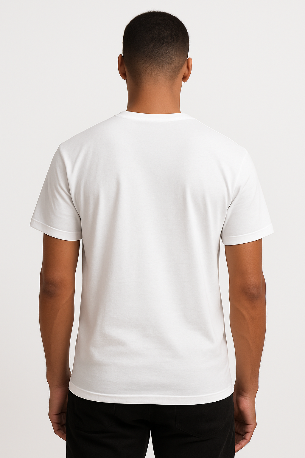 Weißes T-Shirt mit großem schwarzen „RP“-Logo im Old English Font auf der Brust, fotografiert auf neutralem Hintergrund – Teil des offiziellen Ruepresent-Merch der Schweizer Rap-Cypher-Serie.