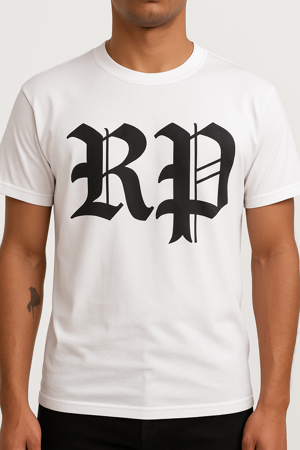 Weißes T-Shirt mit großem schwarzen „RP“-Logo im Old English Font auf der Brust, fotografiert auf neutralem Hintergrund – Teil des offiziellen Ruepresent-Merch der Schweizer Rap-Cypher-Serie.
