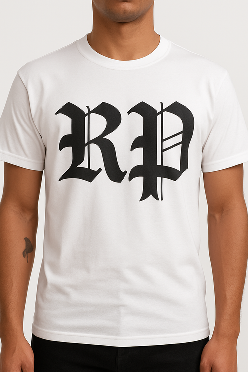 Weißes T-Shirt mit großem schwarzen „RP“-Logo im Old English Font auf der Brust, fotografiert auf neutralem Hintergrund – Teil des offiziellen Ruepresent-Merch der Schweizer Rap-Cypher-Serie.